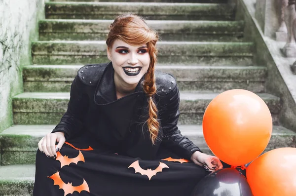 Jeune Femme Souriante Avec Halloween Maquillage Costume Assis Extérieur Avec — Photo