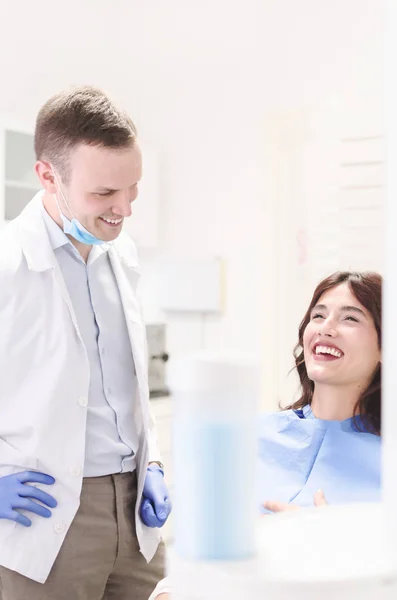 Zubař Jeho Pacient Usmíval Mluví Zubní Klinice — Stock fotografie