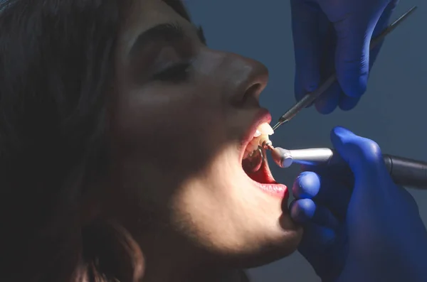 Junge Patientin Beim Zahnarzt Beim Zähneputzen — Stockfoto