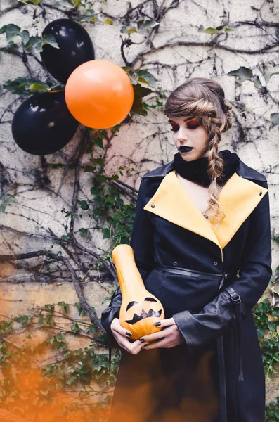 Mujer Joven Vestida Con Ropa Oscura Maquillaje Pie Fuera — Foto de Stock