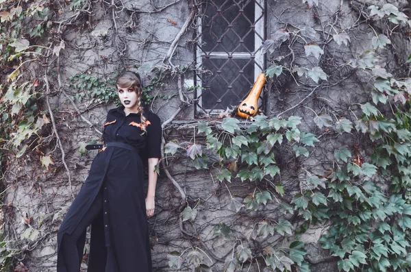 Mladá Bruneta Žena Pózuje Venku Černém Oblečení Halloween — Stock fotografie