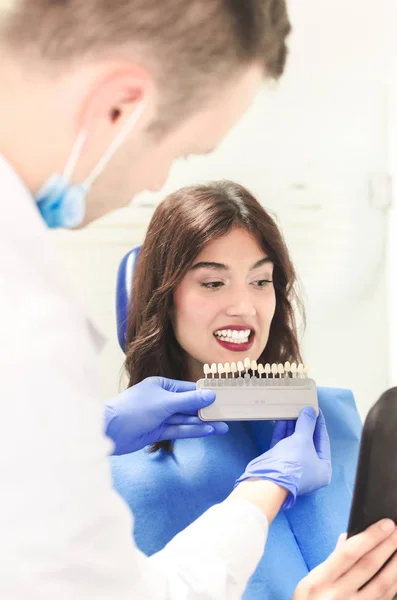 Retrato Mulher Bonita Jovem Que Escolhe Cor Dentes Dentista — Fotografia de Stock