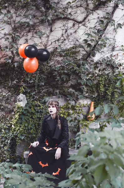 Menina Pele Pálida Vestida Com Traje Halloween Sentado Fora Com — Fotografia de Stock