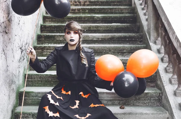 Retrato Jovem Bela Mulher Vestida Com Traje Halloween Posando Com — Fotografia de Stock