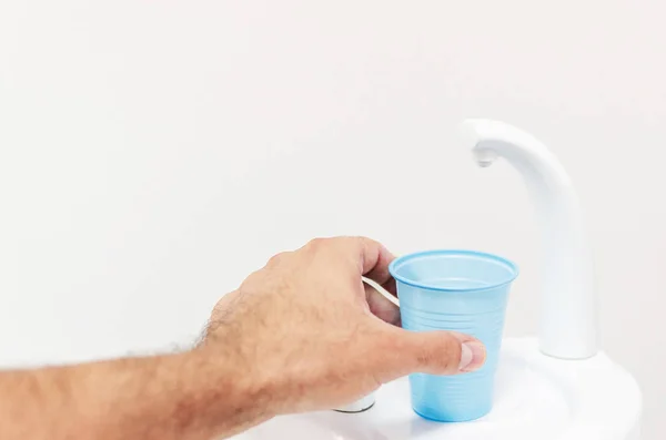 Mână Sex Masculin Care Deține Ceașcă Albastră Plastic Cabinetul Stomatologic — Fotografie, imagine de stoc