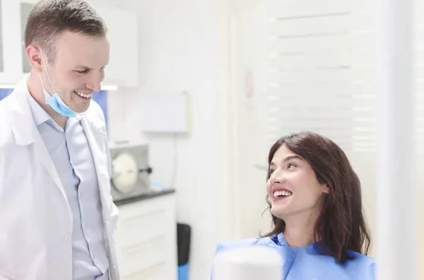 Dentista Paciente Sonriendo Hablando Clínica Dental — Foto de Stock