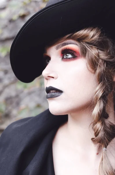 Retrato Hermosa Chica Con Oscuro Espeluznante Maquillaje Para Halloween Posando — Foto de Stock