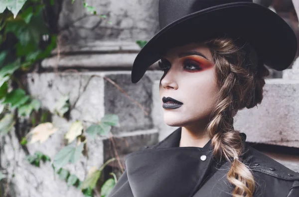 Retrato Hermosa Chica Con Oscuro Espeluznante Maquillaje Para Halloween Posando — Foto de Stock