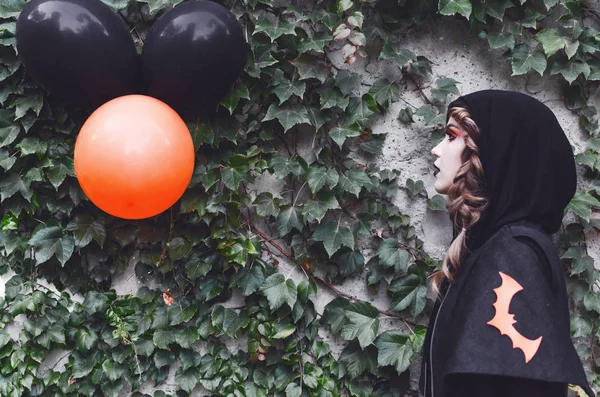 Retrato Una Chica Parada Afuera Con Globos Negros Naranjas — Foto de Stock