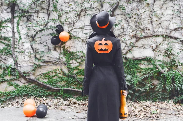 Vista Trasera Joven Mujer Pie Fuera Con Disfraz Halloween Celebración — Foto de Stock