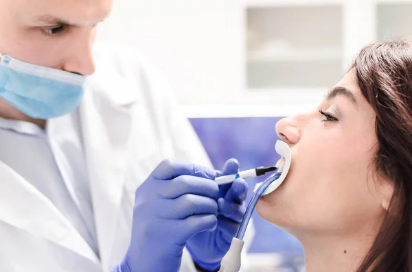 Close Retrato Paciente Sexo Feminino Visitando Dentista Para Clareamento Dos — Fotografia de Stock