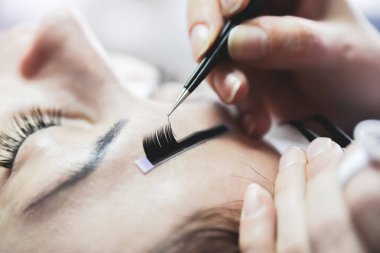 Genç kadın yanlış koyarak güzellik salonunda lashes