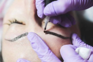 Salonda kalıcı kaş yapmak yapıyor kadının yakın çekim