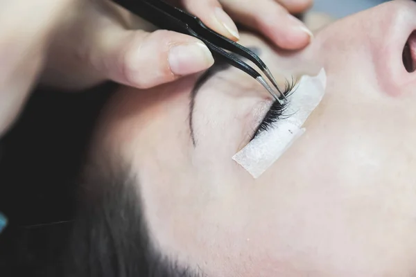 Mujer Joven Poniendo Pestañas Falsas Salón Belleza — Foto de Stock