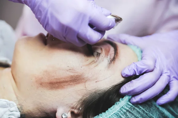Paciente Femenina Con Cara Sucia Durante Procedimiento Cejas Macro — Foto de Stock