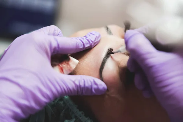 Primer Plano Mujer Que Hace Maquillaje Permanente Ceja Salón — Foto de Stock