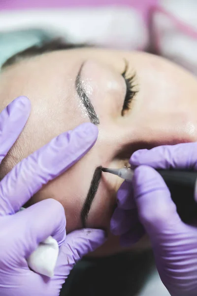 Primer Plano Mujer Que Hace Maquillaje Permanente Ceja Salón — Foto de Stock