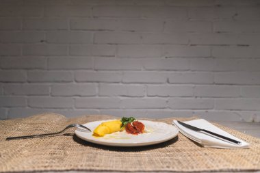 kopya alanı ile yumurtadan omlet ile plaka