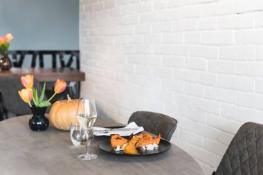 Restoran, kadeh beyaz şarap ile kavrulmuş kabak tatlı hizmet