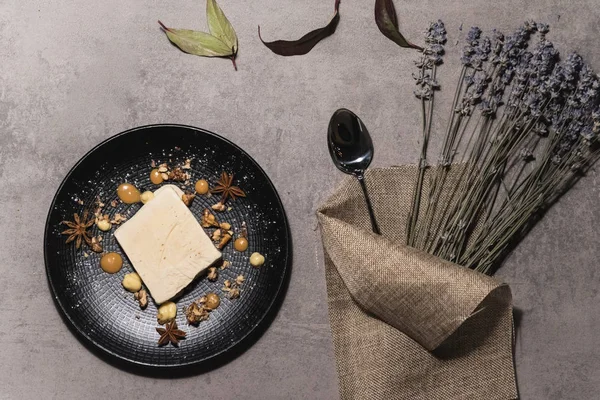 Vista Dall Alto Del Pezzo Formaggio Sul Piatto Nero Con — Foto Stock