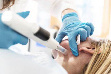 Kadının güzellik spa kliniğinde kesirli Mezoterapi üzerinde Kapat