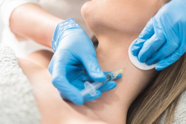 Boyun mestoherapy Güzellik Kliniği kadın hastaya, yakın çekim.