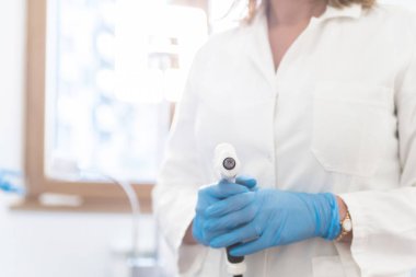 Kadın doktor kesirli Mezoterapi silah enstrüman tutan görünümünü kırpılmış