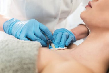 Genç kadın onun yaka üzerinde yapılan hyaluron dolgu sahip