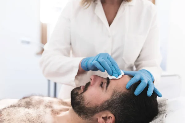 Kvinnliga Läkare Härligt Manlig Patient Efter Ansikte Mesotherapy — Stockfoto