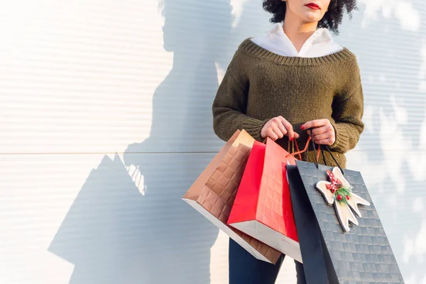 Gelukkige Vrouw Lopen Van Winkelcentrum Met Kleurrijke Tassen Handen — Stockfoto