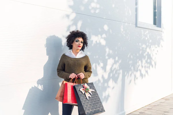 Mutlu Kadın Elinde Renkli Çanta Ile Alışveriş Merkezi Aşağı Yürüyüş — Stok fotoğraf