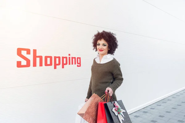 Dışarıda Alışveriş Torbaları Alışveriş Ile Yürüyen Genç Kadın — Stok fotoğraf