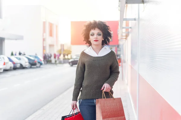 Junge Frau Geht Mit Einkaufstüten Nach Draußen — Stockfoto