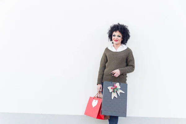 Mujer Feliz Caminando Por Centro Comercial Con Bolsas Colores Las — Foto de Stock