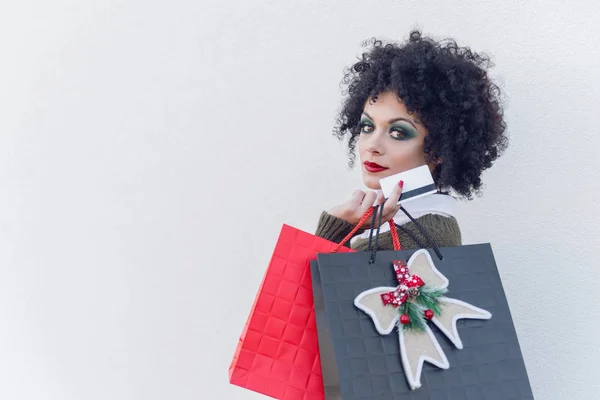 Retrato Una Hermosa Joven Con Tarjeta Crédito Mano Concepto Compras — Foto de Stock