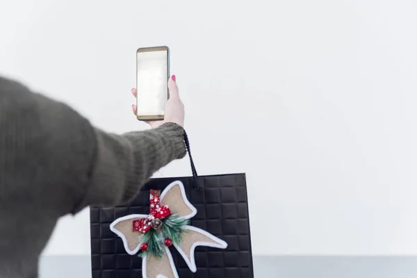 Shopperin Macht Selfie Auf Smartphone — Stockfoto