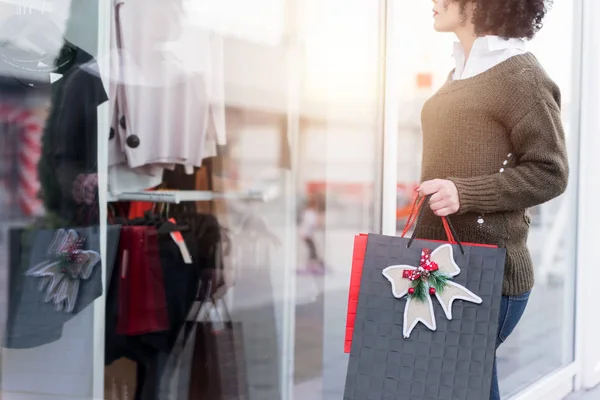 Jonge Vrouw Met Winkelen Boodschappentassen Buiten Wandelen — Stockfoto