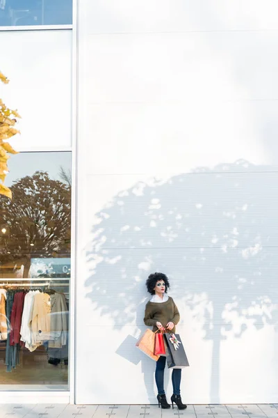 Gelukkige Vrouw Lopen Van Winkelcentrum Met Kleurrijke Tassen Handen — Stockfoto