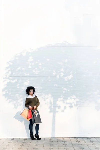 Счастливая Женщина Идет Торговому Центру Разноцветными Сумками Руках — стоковое фото