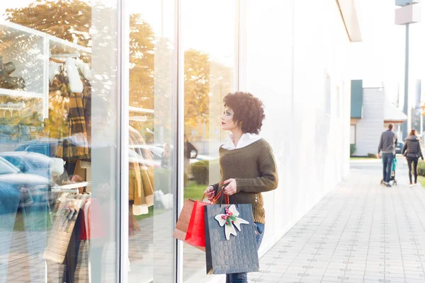 Mujer Joven Caminando Afuera Con Bolsas Compras —  Fotos de Stock