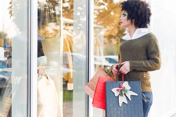 Mujer Joven Caminando Afuera Con Bolsas Compras — Foto de Stock