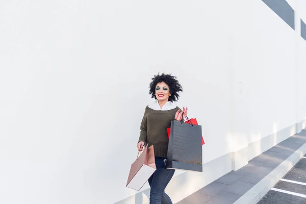 Gelukkige Vrouw Lopen Van Winkelcentrum Met Kleurrijke Tassen Handen — Stockfoto