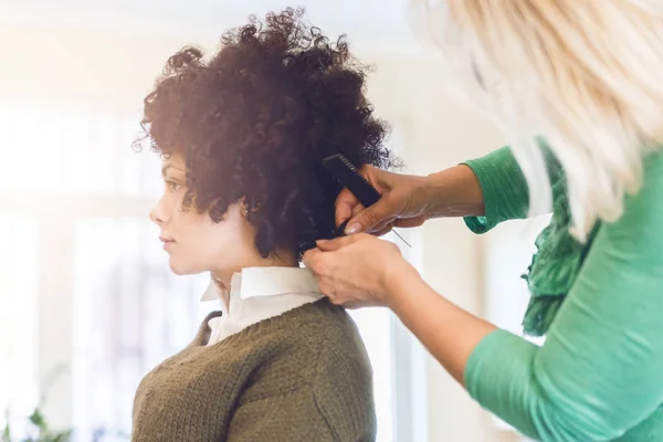 Kısa Siyah Kahverengi Kıvırcık Saçlı Kızla Trendy Saç Modeli Bitirme — Stok fotoğraf