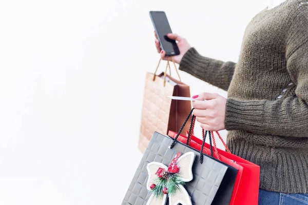 Primer Plano Una Mano Femenina Con Tarjeta Crédito Bolsas Compra —  Fotos de Stock