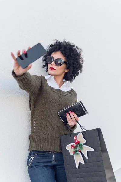 Selbstbewusste Junge Frau Mit Stylischer Sonnenbrille Macht Selfie Auf Smartphone — Stockfoto