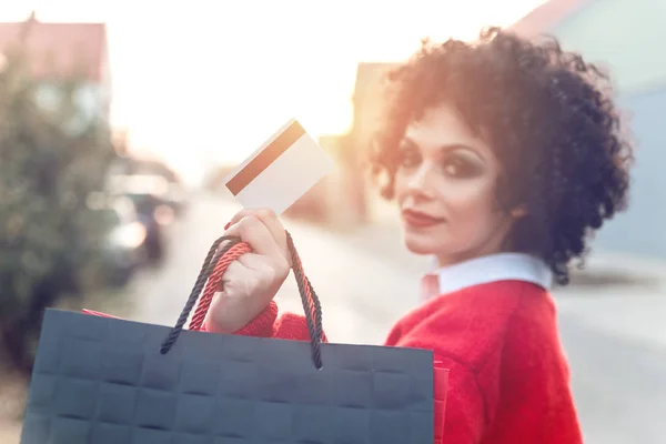 Zeker Jonge Vrouw Houdt Haar Creditcard Weglopen Straat Goed Shoppen — Stockfoto