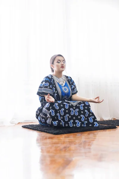 Hermosa Mujer India Relajándose Meditando Posición Loto — Foto de Stock