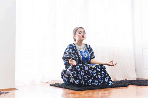 Красивая Индийская Женщина Расслабляется Медитирует Позе Лотоса — стоковое фото