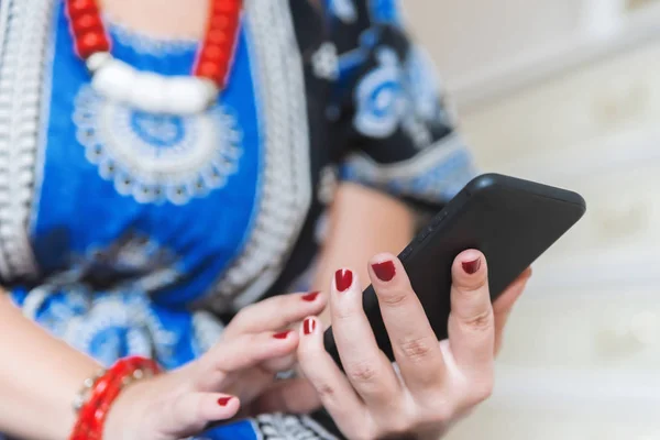 Nahaufnahme Weiblicher Hände Bei Der Online Suche Smartphone — Stockfoto