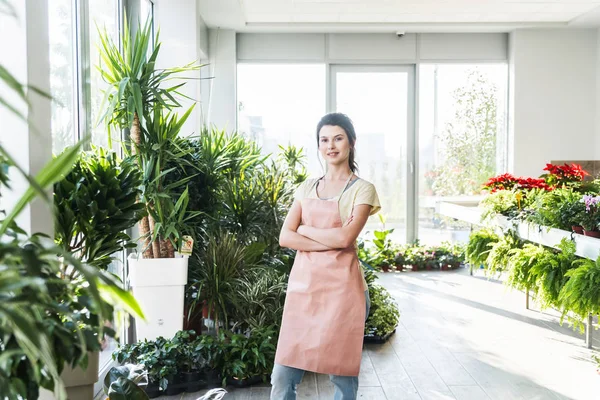 Joven Empresaria Ambiciosa Pie Invernadero Con Flores Otras Plantas — Foto de Stock